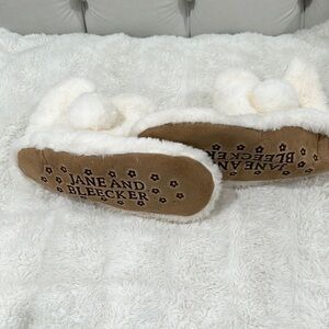 Jane and Bleecker Fluffy Cream and Tan Slippers‎